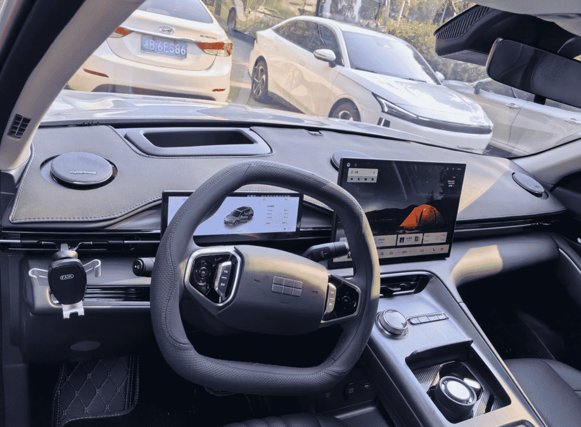 Xevaban.com ở 214 Giải Phóng là đơn vị chuyên cung cấp phụ kiện oto, đồ chơi oto, phụ kiện geely ex5, đồ chơi geely ex5, xevaban, 214 giải phóng, thảm taplo geely ex5, thảm chống nắng taplo geely ex5, thảm chống bụi taplo geely ex5.